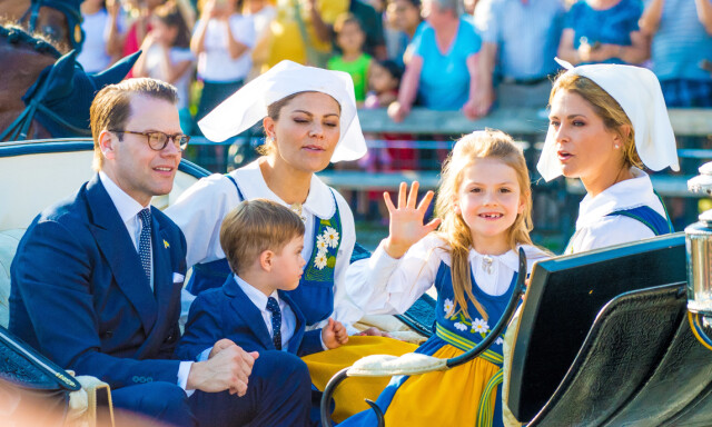 KORTESJE: Vanligvis kjører kongefamilien kortesje fra slottet til Skansen, men det blir det ikke noe av i år. Her er deler av familien på vei til Skansen 6. juni 2019. Foto: NTB Scanpix KORTESJE: Vanligvis kjører kongefamilien kortesje fra slottet til Skansen, men det blir det ikke noe av i år. Her er deler av familien på vei til Skansen 6. juni 2019. Foto: NTB Scanpix